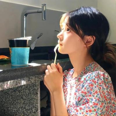 随盲柳入眠的女人